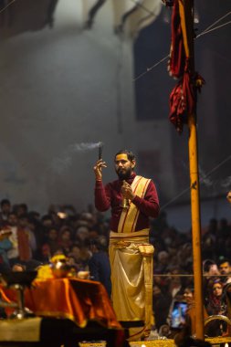 Varanasi, Uttar Pradesh, Hindistan - 19 Ocak 2024: Ganga aarti at dashashwamedh ghat in traditional dress with hindu ritüelleri.