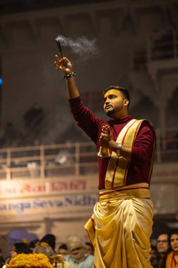 Varanasi, Uttar Pradesh, Hindistan - 19 Ocak 2024: Ganga aarti at dashashwamedh ghat in traditional dress with hindu ritüelleri.