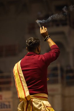 Varanasi, Uttar Pradesh, Hindistan - 19 Ocak 2024: Ganga aarti at dashashwamedh ghat in traditional dress with hindu ritüelleri.