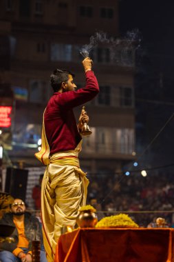 Varanasi, Uttar Pradesh, Hindistan - 19 Ocak 2024: Ganga aarti at dashashwamedh ghat in traditional dress with hindu ritüelleri.