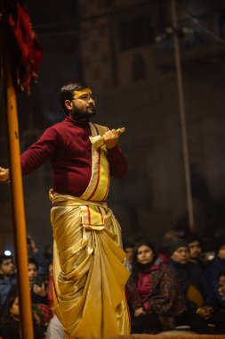 Varanasi, Uttar Pradesh, Hindistan - 19 Ocak 2024: Ganga aarti at dashashwamedh ghat in traditional dress with hindu ritüelleri.