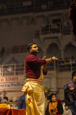 Varanasi, Uttar Pradesh, Hindistan - 19 Ocak 2024: Ganga aarti at dashashwamedh ghat in traditional dress with hindu ritüelleri.