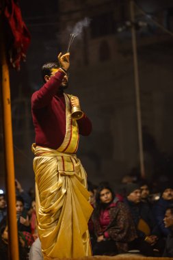 Varanasi, Uttar Pradesh, Hindistan - 19 Ocak 2024: Ganga aarti at dashashwamedh ghat in traditional dress with hindu ritüelleri.