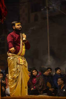 Varanasi, Uttar Pradesh, Hindistan - 19 Ocak 2024: Ganga aarti at dashashwamedh ghat in traditional dress with hindu ritüelleri.