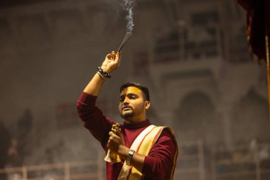 Varanasi, Uttar Pradesh, Hindistan - 19 Ocak 2024: Ganga aarti at dashashwamedh ghat in traditional dress with hindu ritüelleri.
