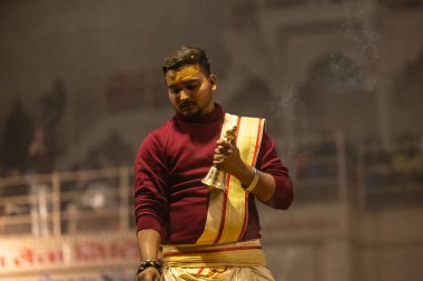 Varanasi, Uttar Pradesh, Hindistan - 19 Ocak 2024: Ganga aarti at dashashwamedh ghat in traditional dress with hindu ritüelleri.