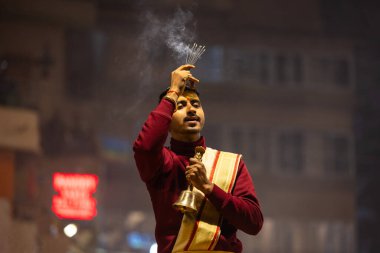 Varanasi, Uttar Pradesh, Hindistan - 19 Ocak 2024: Ganga aarti at dashashwamedh ghat in traditional dress with hindu ritüelleri.