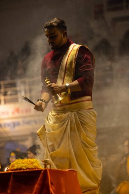Varanasi, Uttar Pradesh, Hindistan - 19 Ocak 2024: Ganga aarti at dashashwamedh ghat in traditional dress with hindu ritüelleri.