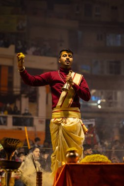 Varanasi, Uttar Pradesh, Hindistan - 19 Ocak 2024: Ganga aarti at dashashwamedh ghat in traditional dress with hindu ritüelleri.