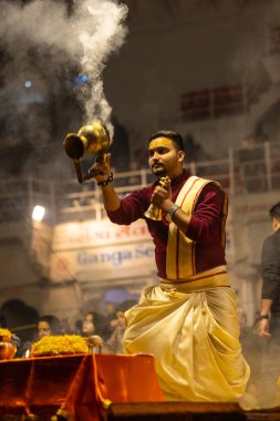 Varanasi, Uttar Pradesh, Hindistan - 19 Ocak 2024: Ganga aarti at dashashwamedh ghat in traditional dress with hindu ritüelleri.