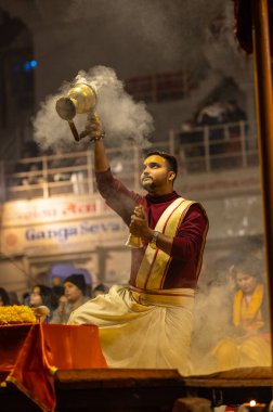 Varanasi, Uttar Pradesh, Hindistan - 19 Ocak 2024: Ganga aarti at dashashwamedh ghat in traditional dress with hindu ritüelleri.