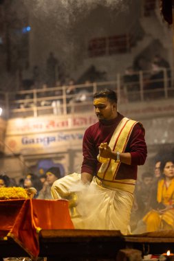 Varanasi, Uttar Pradesh, Hindistan - 19 Ocak 2024: Ganga aarti at dashashwamedh ghat in traditional dress with hindu ritüelleri.