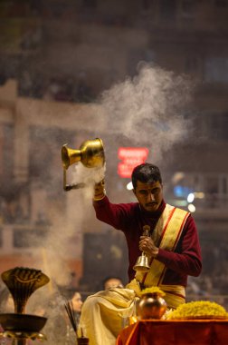Varanasi, Uttar Pradesh, Hindistan - 19 Ocak 2024: Ganga aarti at dashashwamedh ghat in traditional dress with hindu ritüelleri.