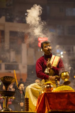 Varanasi, Uttar Pradesh, Hindistan - 19 Ocak 2024: Ganga aarti at dashashwamedh ghat in traditional dress with hindu ritüelleri.