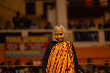 Varanasi, Uttar Pradesh, Hindistan - 19 Ocak 2024: Ganga aarti, Dashashwamedh ghat akşam ganga aarti katılan Hindu dindar grup tanrıça ganga ve lord shiv.