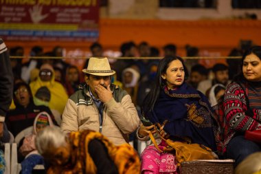 Varanasi, Uttar Pradesh, Hindistan - 19 Ocak 2024: Ganga aarti, Dashashwamedh ghat akşam ganga aarti katılan Hindu dindar grup tanrıça ganga ve lord shiv.