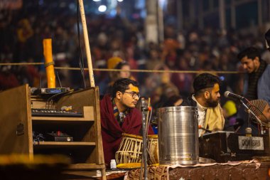 Varanasi, Uttar Pradesh, Hindistan - 19 Ocak 2024: Ganga aarti, Dashashwamedh ghat akşam ganga aarti katılan Hindu dindar grup tanrıça ganga ve lord shiv.