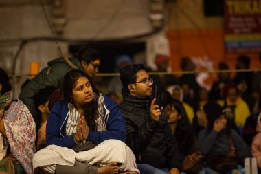 Varanasi, Uttar Pradesh, Hindistan - 19 Ocak 2024: Ganga aarti, Dashashwamedh ghat akşam ganga aarti katılan Hindu dindar grup tanrıça ganga ve lord shiv.
