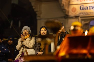 Varanasi, Uttar Pradesh, Hindistan - 19 Ocak 2024: Ganga aarti, Dashashwamedh ghat akşam ganga aarti katılan Hindu dindar grup tanrıça ganga ve lord shiv.