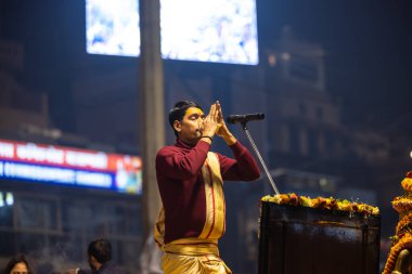 Varanasi, Uttar Pradesh, Hindistan - 19 Ocak 2024: Ganga aarti at dashashwamedh ghat in traditional dress with hindu ritüelleri.