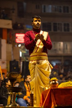 Varanasi, Uttar Pradesh, Hindistan - 19 Ocak 2024: Ganga aarti at dashashwamedh ghat in traditional dress with hindu ritüelleri.