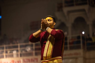 Varanasi, Uttar Pradesh, Hindistan - 19 Ocak 2024: Ganga aarti at dashashwamedh ghat in traditional dress with hindu ritüelleri.