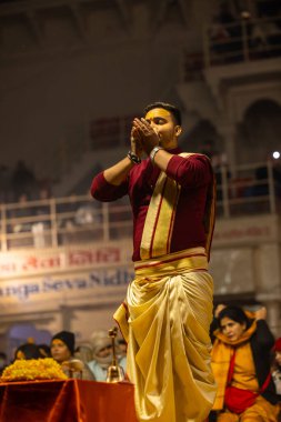 Varanasi, Uttar Pradesh, Hindistan - 19 Ocak 2024: Ganga aarti at dashashwamedh ghat in traditional dress with hindu ritüelleri.