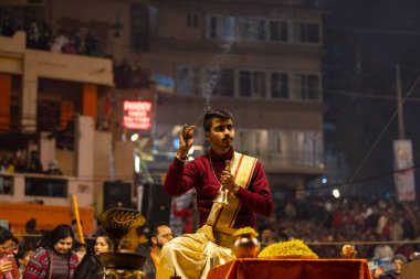 Varanasi, Uttar Pradesh, Hindistan - 19 Ocak 2024: Ganga aarti at dashashwamedh ghat in traditional dress with hindu ritüelleri.