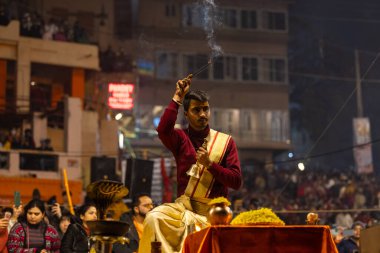 Varanasi, Uttar Pradesh, Hindistan - 19 Ocak 2024: Ganga aarti at dashashwamedh ghat in traditional dress with hindu ritüelleri.