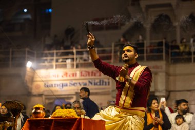 Varanasi, Uttar Pradesh, Hindistan - 19 Ocak 2024: Ganga aarti at dashashwamedh ghat in traditional dress with hindu ritüelleri.