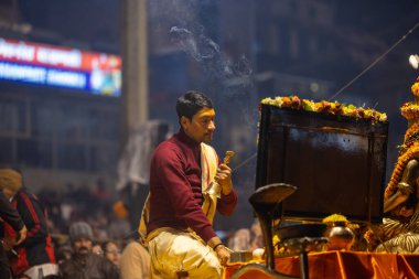 Varanasi, Uttar Pradesh, Hindistan - 19 Ocak 2024: Ganga aarti at dashashwamedh ghat in traditional dress with hindu ritüelleri.