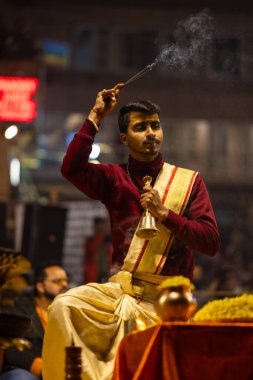 Varanasi, Uttar Pradesh, Hindistan - 19 Ocak 2024: Ganga aarti at dashashwamedh ghat in traditional dress with hindu ritüelleri.