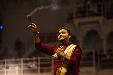 Varanasi, Uttar Pradesh, Hindistan - 19 Ocak 2024: Ganga aarti at dashashwamedh ghat in traditional dress with hindu ritüelleri.