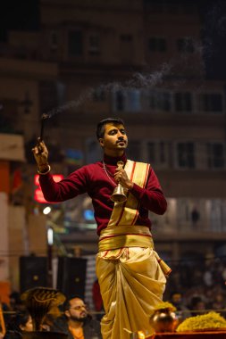Varanasi, Uttar Pradesh, Hindistan - 19 Ocak 2024: Ganga aarti at dashashwamedh ghat in traditional dress with hindu ritüelleri.