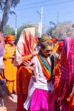 İnsanlar geleneksel ve törensel renkli Lathmar Holi 'yi Radharani tapınağında dans ve renkli yüzlerle kutluyorlar.