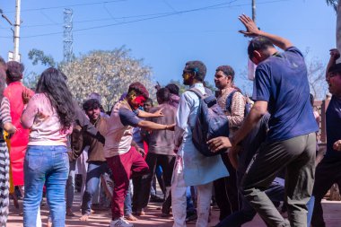 İnsanlar geleneksel ve törensel renkli Lathmar Holi 'yi Radharani tapınağında dans ve renkli yüzlerle kutluyorlar.