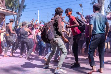 İnsanlar geleneksel ve törensel renkli Lathmar Holi 'yi Radharani tapınağında dans ve renkli yüzlerle kutluyorlar.