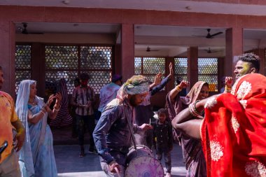 İnsanlar geleneksel ve törensel renkli Lathmar Holi 'yi Radharani tapınağında dans ve renkli yüzlerle kutluyorlar.