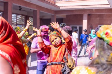 İnsanlar geleneksel ve törensel renkli Lathmar Holi 'yi Radharani tapınağında dans ve renkli yüzlerle kutluyorlar.