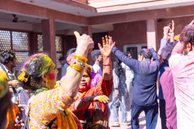 İnsanlar geleneksel ve törensel renkli Lathmar Holi 'yi Radharani tapınağında dans ve renkli yüzlerle kutluyorlar.