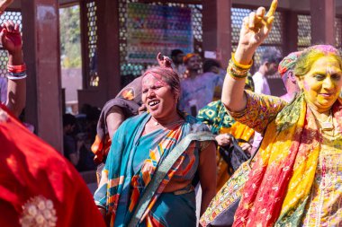 İnsanlar geleneksel ve törensel renkli Lathmar Holi 'yi Radharani tapınağında dans ve renkli yüzlerle kutluyorlar.