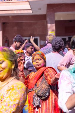 İnsanlar geleneksel ve törensel renkli Lathmar Holi 'yi Radharani tapınağında dans ve renkli yüzlerle kutluyorlar.