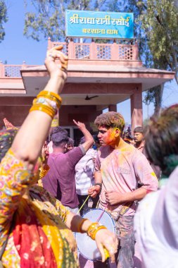 İnsanlar geleneksel ve törensel renkli Lathmar Holi 'yi Radharani tapınağında dans ve renkli yüzlerle kutluyorlar.