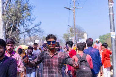 İnsanlar geleneksel ve törensel renkli Lathmar Holi 'yi Radharani tapınağında dans ve renkli yüzlerle kutluyorlar.