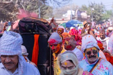 İnsanlar geleneksel ve törensel renkli Lathmar Holi 'yi Radharani tapınağında dans ve renkli yüzlerle kutluyorlar.