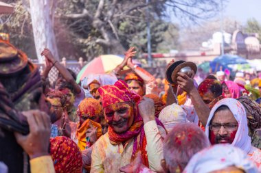 İnsanlar geleneksel ve törensel renkli Lathmar Holi 'yi Radharani tapınağında dans ve renkli yüzlerle kutluyorlar.