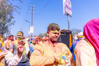 İnsanlar geleneksel ve törensel renkli Lathmar Holi 'yi Radharani tapınağında dans ve renkli yüzlerle kutluyorlar.