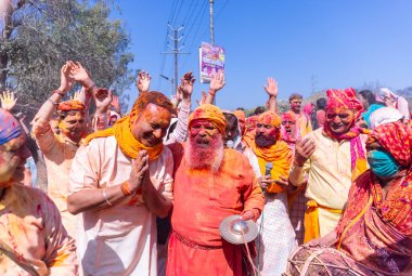 İnsanlar geleneksel ve törensel renkli Lathmar Holi 'yi Radharani tapınağında dans ve renkli yüzlerle kutluyorlar.