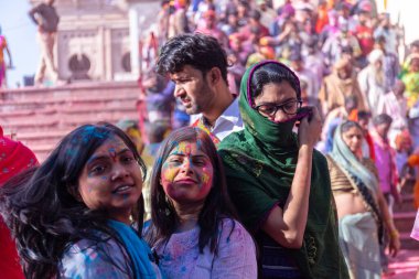 İnsanlar geleneksel ve törensel renkli Lathmar Holi 'yi Radharani tapınağında dans ve renkli yüzlerle kutluyorlar.