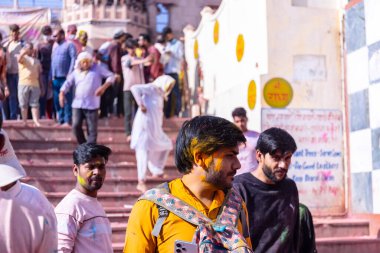 İnsanlar geleneksel ve törensel renkli Lathmar Holi 'yi Radharani tapınağında dans ve renkli yüzlerle kutluyorlar.